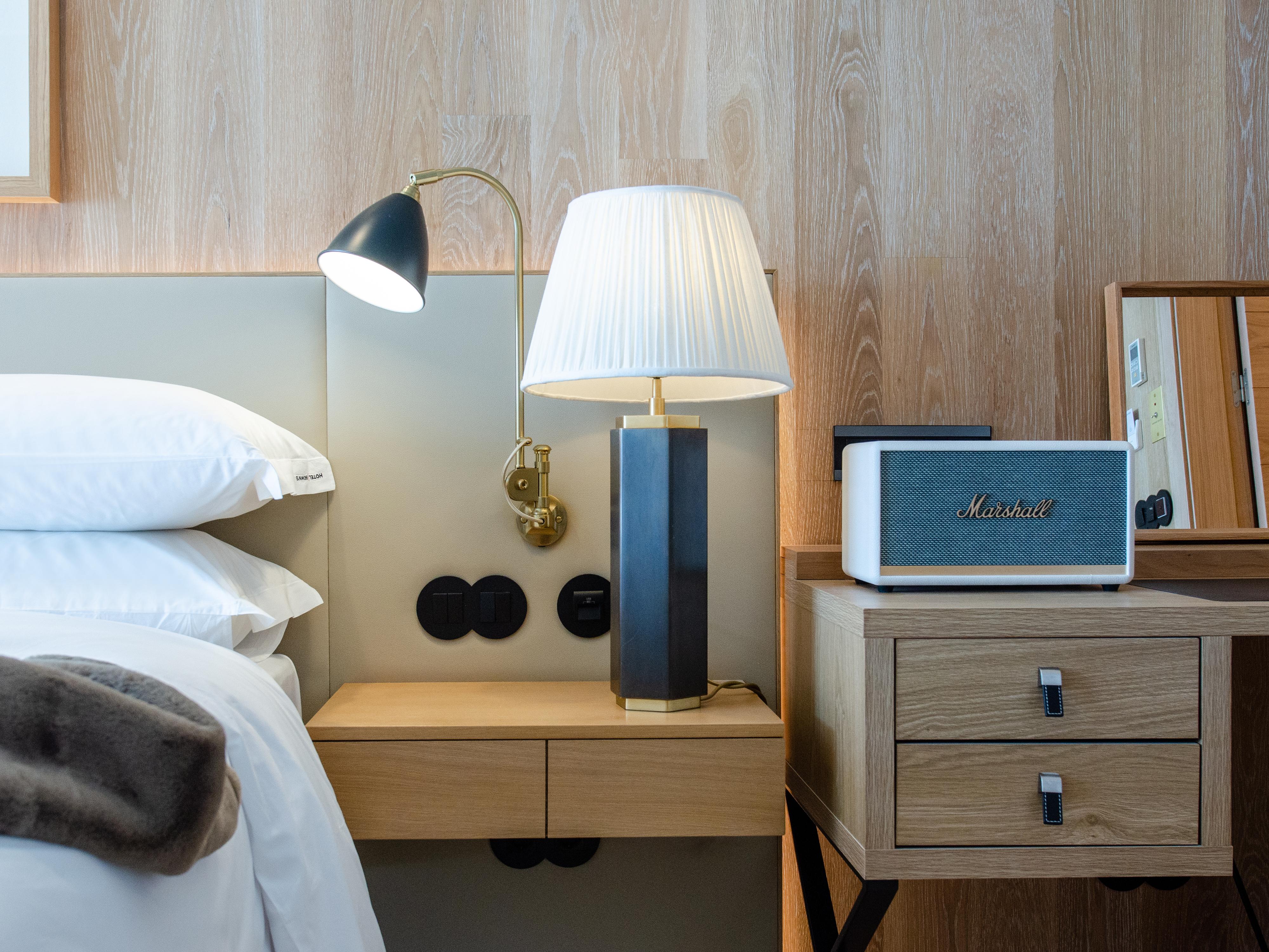 Browns Avenue Hotel Lisbon Luaran gambar A bedside table