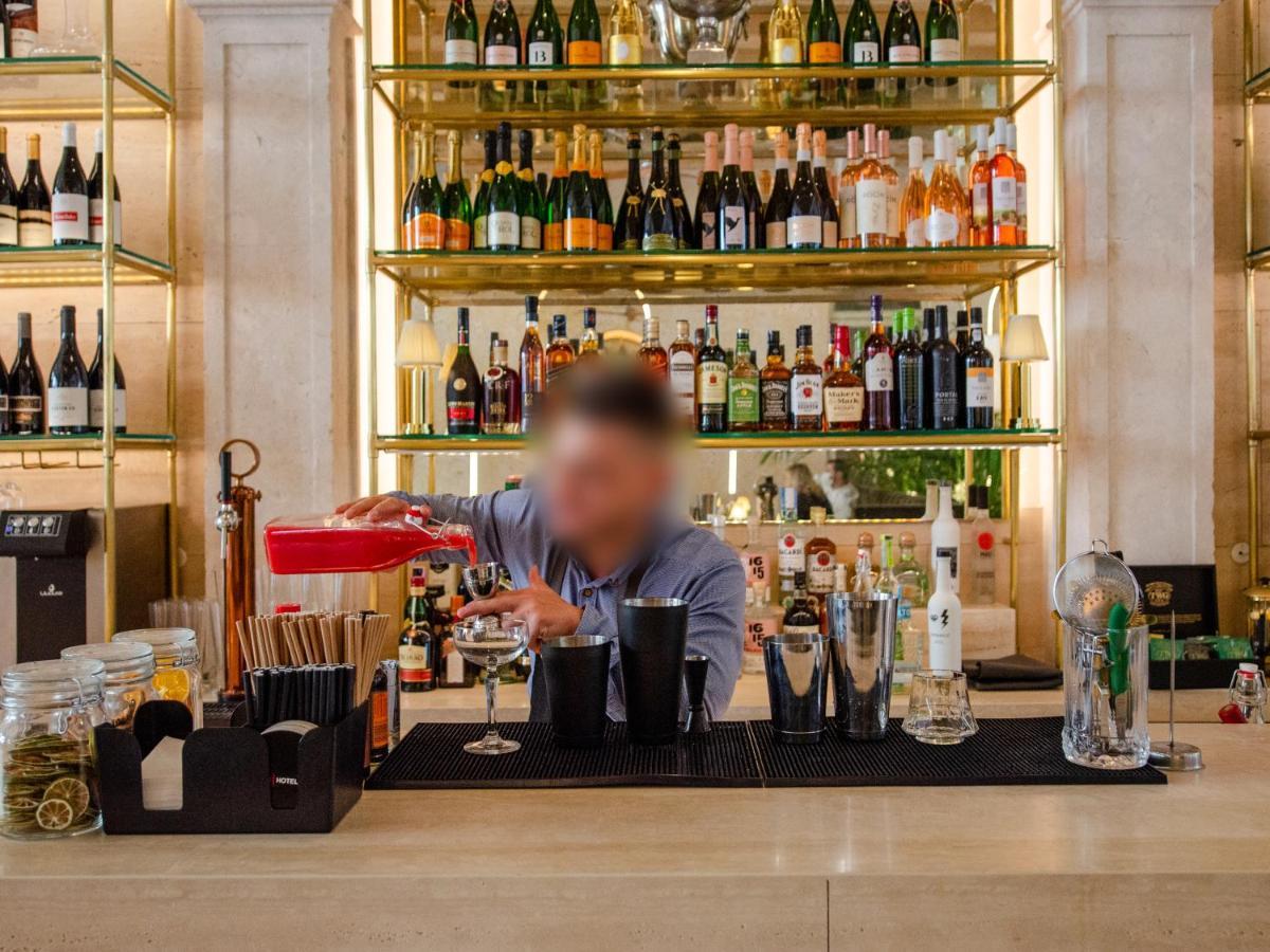 Browns Avenue Hotel Lisbon Luaran gambar A bartender at work